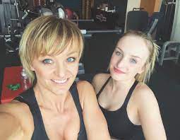 Maybe you would like to learn more about one of these? Mint Ket Tojas Szandi Es 19 Eves Lanya Elkepesztoen Hasonlitanak Egymasra Hazai Sztar Femina