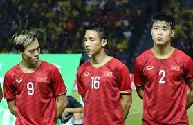 Đỗ hùng dũng đã gặp phải một chấn thương nặng sau pha vào bóng của ngô hoàng thịnh. Tiá»n Vá»‡ Ä'á»— Hung DÅ©ng Va Cau Chuyá»‡n Chá»‰ Má»™t Cá»'c Bia