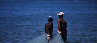 It stretches for more than 6,200 miles (10,000 km) between the southern tips of africa and australia and, without its marginal seas, has an area of about 28,360,000 square miles. Mocambique Unesco Planifica 2Âª Expedicao Internacional No Oceano Indico Onu News