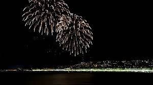 Nous sommes comme des feux d'artifice/vu qu'on est là pour pas longtemps/faisons en sorte tant qu'on existe/de briller dans les yeux des gens. Feux D Artifice A Nice 14 Juillet 2016 Version Complete Youtube