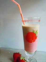 Milk Shake Aux Fraises Et A La Banane Recette Recette Milk Shake Milk Shakes Milkshake Fraise Banane
