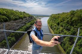 Spectaculaire hangbrug bij Maastricht zorgt voor opwinding en bezorgdheid: ‘Ik heb nog geen Venetiaanse toestanden gezien’