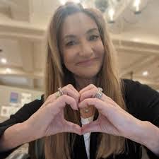 Annette Derry's Instagram, Twitter & Facebook