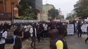 O presidente do sindicato dos jornalistas de angola (sj) lamentou este domingo a atuação da polícia durante a manifestação de sábado em luanda e informou que foram detidos seis jornalistas, um dos quais agredido pela polícia. Manifestacao Contra A Brutalidade Policial Em Luanda Youtube