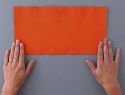 Les papiers se plient en quatre pour décorer les tables (le pliage de serviette en papier). Pliage De Serviettes L Eventail Le B A Ba Du Pliage Femme Actuelle Le Mag