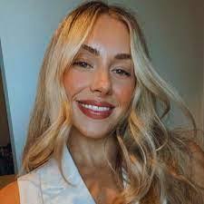 Robyn Flagg's Instagram, Twitter & Facebook