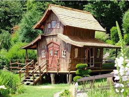 Pin By La Jeaneria On Little Cottage Style Houses Tree House Tree House Designs Crooked House
