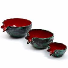 Seramik Narlarin Oncusu Nuray Ada Dan Ic Ice Gecen Uclu Yarim Nar Kaseler Yeni Bir Eve Tasinan Bir Arkadasa Hedi Pomegranate Art Pottery Designs Ceramic Art