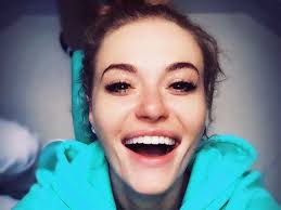 Сексуальна жінка". 63-річна Мадонна знялася з розставленими ногами і рачки