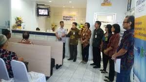 Pembayaran tagihan telepon melalui atm di seluruh outlet atm bank mantap dan bank mandiri. Bank Mandiri Taspen Pos Layani Lansia Cek Kesehatan Tribun Bali
