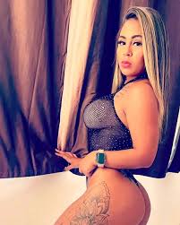 Estrella de OnlyFans muere al caer de un balcón mientras grababa contenido  con dos hombres