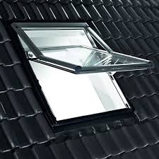 Comment choisir son store pour fenêtre de toit ou velux ? Roto Fenetre De Toit A Projection Designo Wdf R79t K En Pvc Blanche 54x78 Cm Point P
