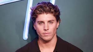 Lydia Price's Instagram, Twitter & Facebook