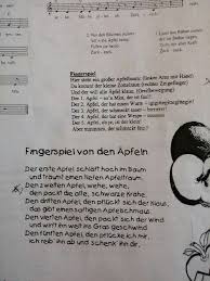 Der Erste Apfel Schlaft Hoch Am Baum Fingerspiele Kinder Reime Kinder Zitate