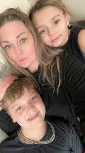 Amanda Roan's Instagram, Twitter & Facebook