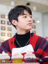 ESTE APRENDIZ JAPONÉS ENTRÓ A YG PORQUE SU MADRE ES UNA FANATICA DE BIGBANG  Ahora está debutando con el nuevo grupo de chicos de YG, TREASURE. En el YG  Treasure Box de