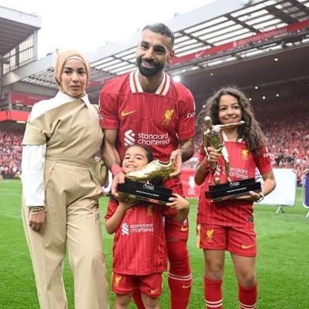 أجمل إطلالات زوجة #محمد_صلاح بعد ظهورها بحقيبة سعرها 30 ألف دولار -أبهرت  ماجى صادق زوجة نجم المنتخب المصرى محمد صلاح، جمهوره ومعجبيه بأناقتها فى  أحدث إطلالة لها أثناء حضورها مباراة مصر وغينيا