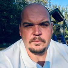 Roscoe didn't appreciate Ricky cutting in line! #rickyandtheboss  #breadstickricky #roughneckroscoe