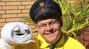 Der „Postbüdel“ ist mit Klorolle Angelika und Opa Hannes auf Tour