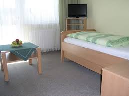 Im geschäft fragte ich, ob man die matratze lange auslüften lassen muss und man verneinte. Komfortable Und Preiswerte Zimmer In Bad Fussing In Der Familiar Gefuhrten Pension Dornroschen