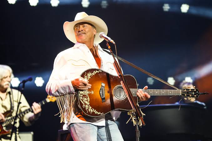 Alan Jackson thanks Xcel Energy Center crowd on farewell tour