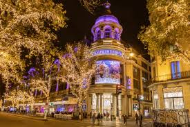 Les grands magasins s'illuminent et peuplent leurs vitrines de marionnettes facétieuses ou poétiques dans un décor de fête. Les Plus Belles Vitrines Animees De Noel A Paris