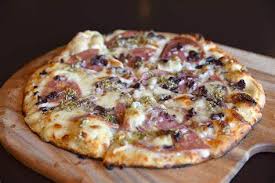 In essa, la pizza di pasqua viene servita accompagnata da salame, ciauscolo, capocollo e altri salumi, con vino e assieme a uova sode. Pizza Gourmet Fai Da Te Prepariamola In Otto Varianti Raffinate