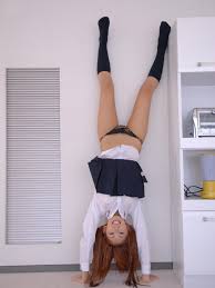 スカートで逆立ちはパンチラ・パンモロして当然なエロ画像 - 性癖エロ画像 センギリ | lepka-lepka.ru