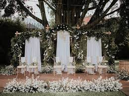 Harga dekorasi pernikahan outdoor bisa juga tergantung dengan vendor pernikahan yang kamu pilih. Dekorasi Pelaminan Outdoor Yang Keren Dan Kekinian 2021 Idewedding
