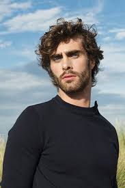 La preuve avec ce focus sur les grandes tendances de coiffure homme pour la belle saison 2021, inspiré par les collections des principaux coiffeurs français et les. Coupe Homme Mi Long Boucle