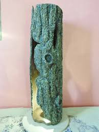 إعادة التدوير مصباح على شكل جذع شجرة من الكرتون وعجينة الكرتون