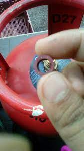 Bagi kamu yang tidak berani memasang tabung gas sendiri biasanya khawatir karena bila terjadi kesalahan akan gas akan meledak dan menyebabkan kebakaran. Pasang Kepala Gas Panik Berbunyi Berbau Terbalikkan Getah Masukkan Semula Mingguan Wanita