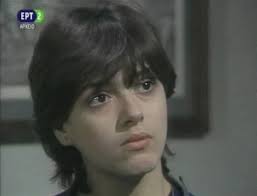 Είναι απόφοιτη της δραματικής σχολής του εθνικού θεάτρου. Agnwristh H Elenh Rantoy Sthn Dekaetia Toy 80 Fwto Thecaller