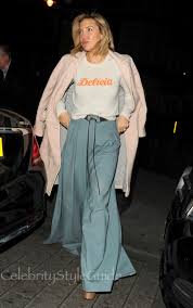 See more ideas about kate hudson, hudson, kate hudson style. Kate Hudson Is Delightful In An Alexander Lewis Sweater Celebrity Style Guide