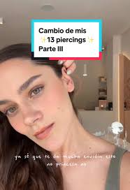 Señora Con Muchas Perforaciones En La Oreja Los Cambian