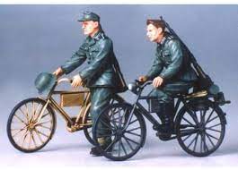 Amazon Com Tamiya German Soldiers With Bicycles 1 35 Toys Games