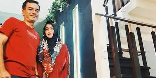 Namanya sangat dikenal luas publik indonesia sebagai presenter acara talk show di stasiun televisi swasta. Jng2uqv9ftsdzm