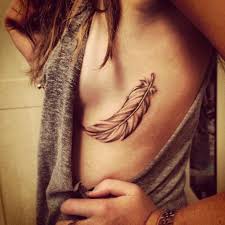 Les types de plumes les plus courants utilisés dans les tatouages sont les plumes d'aigles, de paons, de hérons. Tatouage Plume Plume D Aigle Tatouages Tatouage