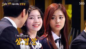 Dahyun membocorkan rahasia tzuyu ketika mengadakan siaran v live bersama selama perjalanan mobil mereka menuju konser natal day6 di seoul . Twice S Dahyun And Tzuyu Make Viewers Laugh With Speaking Habits On Three Great Emperors Soompi