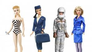 El mundo conoció a barbie en 1959, y aqui el primer comercial con el que se dio a conocer al publico infantil. El Museo De Artes Decorativas De Paris Muestra 700 Barbie En Una Exposicion Sobre La Muneca