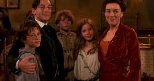 The Darling Family I Love The Mom S Velvet Robe And The Vines In Wendy S Hair And Around Her Nightgown If Peter Pan Movie Peter Pan Disney Peter Pan 2003