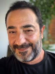 Türk sinema ve dizi oyuncusudur. Ayberk Pekcan Kimdir Nereli Kac Yasinda Ayberk Pekcan In Hastaligi Nedir Ne Kanserine Yakalandi