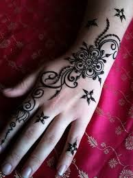 Black Henna Flower Tattoo On Right Hand Henna Tattoo Designs Hand Henna Henna Body Art