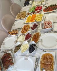 Berrin Adli Kullanicinin Breakfast Kahvalti Sofralari Invitation Food Panosundaki Pin Yemek Sunumu Yemek Meze