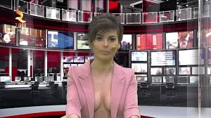Tvp jest nadawcą kanałów telewizyjnych dostępnych w naziemnej telewizji cyfrowej: Prezenterka Bez Stanika Przyciaga Widzow Do Programu Informacyjnego W Albanii Wideo