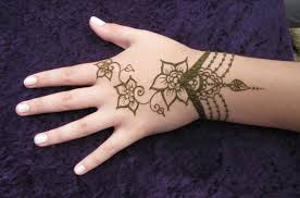 Motif henna yang cantik akan membuat seseorang tampak lebih anggun di hari bahagianya. 57 Motif Henna Tangan Sederhana Yang Mudah Dan Cantik Untuk Pengantin