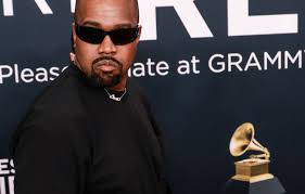 Etats-Unis : Le site web de Kanye West désactivé après la vente dun  t-shirt nazi avec une croix gammée