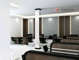 Warna merah yang diaplikasikan di dinding kantor diharapkan selalu dapat memberikan energi dan semangat yang positif kepada karyawannya. Desain Interior Kantor Simpel Cek Bahan Bangunan