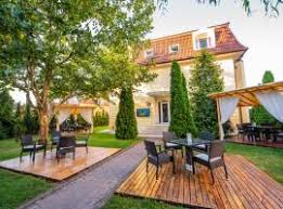 10.000 de metri patrati gazduiesc acest ansamblu cu 31 de spatii de cazare, centru spa, 1 restaurant, 2 sali grandioase aceasta ar fi, pe scurt, descrierea complexului, unicul de acest fel din timisoara. Cele Mai Bune 10 Hoteluri Din TimiÈoara PreÈuri De La 108 Lei