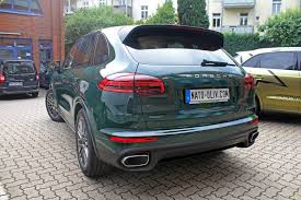 Take the kids to school. Porsche Cayenne In Exklusivem British Racing Green Nato Oliv Car Wrapping